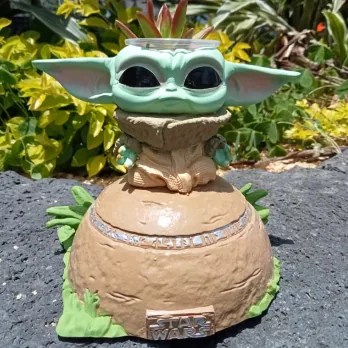 Baby Yoda en roca - maceta Funko Pop