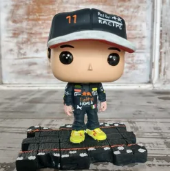 Checo Pérez con logos - maceta Funko Pop